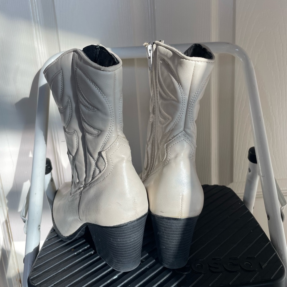Stylish Gray Cowgirl Boots - Picture 4 of 5